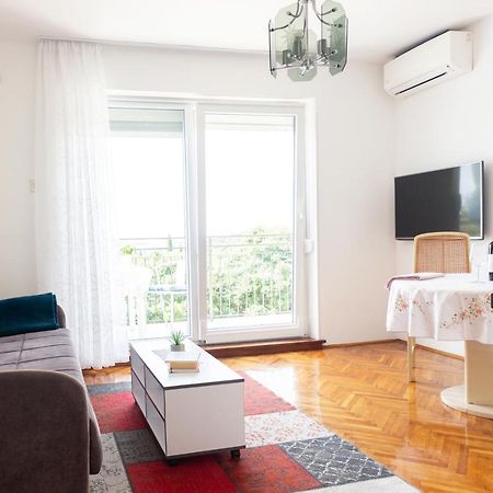 Apartment Centener Ровин Екстериор снимка