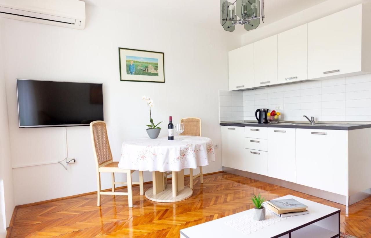 Apartment Centener Ровин Екстериор снимка