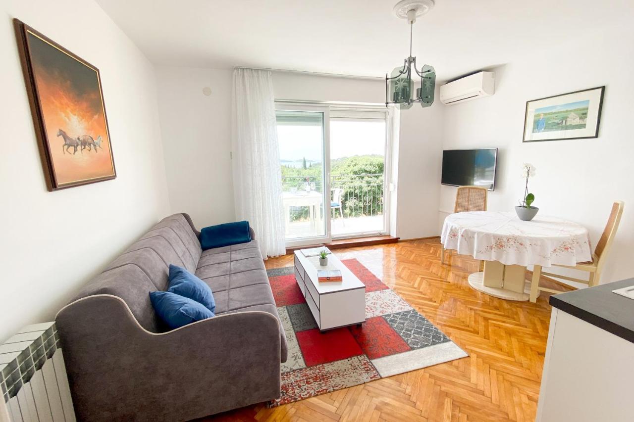 Apartment Centener Ровин Екстериор снимка