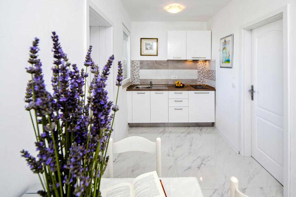 Apartment Centener Ровин Екстериор снимка