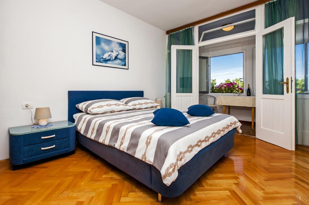 Apartment Centener Ровин Екстериор снимка